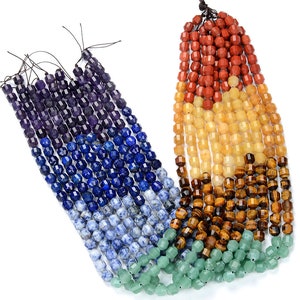Peut inclure: Un brin de perles de pierres précieuses facettées en sept couleurs : rouge, orange, jaune, marron, bleu, bleu clair et vert. Les perles sont enfilées sur un cordon fin et sont prêtes à être utilisées pour la fabrication de bijoux.