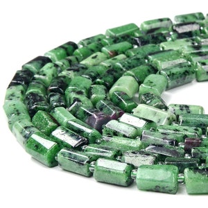 Peut inclure: Un brin de perles de pierres précieuses vertes et noires, chaque perle est un prisme rectangulaire aux bords arrondis.