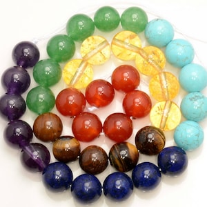 Puede incluir: Un conjunto de cuentas redondas y lisas de piedras preciosas en siete colores, dispuestas en un patrón de arcoíris. Las cuentas son de amatista, aventurina verde, cornalina, ojo de tigre, lapislázuli, turquesa y ámbar.