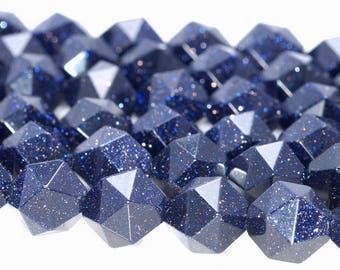 Pode incluir: Um fio de contas de pedra preciosa facetadas azul-escuro. As contas são em forma de estrela e têm um acabamento brilhante e brilhante.