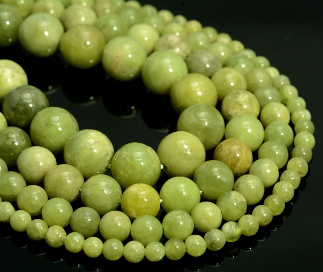 Pierre naturelle de vésuvianite ou d'idocrase, briolette