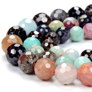 Puede incluir: Una hebra de cuentas de piedras preciosas facetadas en varios colores, incluyendo negro, marrón, verde, azul, rosa y blanco. Las cuentas están enhebradas en un hilo rojo.