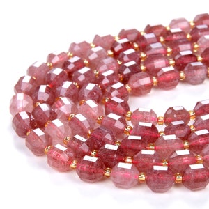 Puede incluir: Una hebra de cuentas de cuarzo rosa facetadas con acentos dorados. Las cuentas son facetadas y tienen una apariencia translúcida.