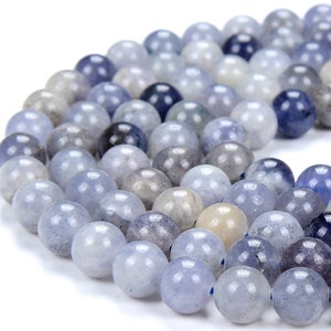 Peut inclure: Un brin de perles rondes en pierres précieuses bleu clair. Les perles ont une apparence translucide et nuageuse avec des nuances de gris et de blanc.