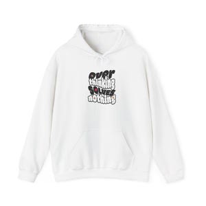 Puede incluir: Sudadera con capucha blanca con bolsillo delantero y capucha con cordón. El gráfico en la parte delantera dice "Overthinking Solves Nothing" en una fuente retro de estilo burbuja con acentos negros y rosas. Una prenda casual y cómoda.