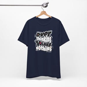 Camiseta "Pensar demasiado no soluciona nada" / Camiseta con gráfico tipográfico