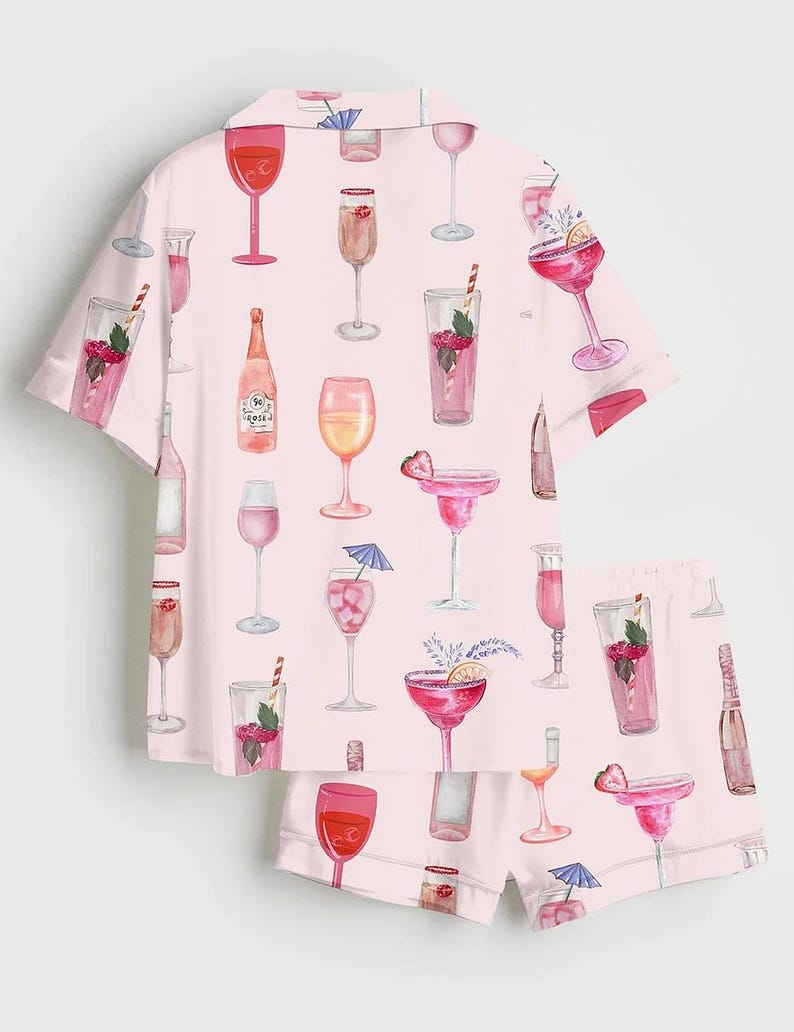 Peut inclure: Un ensemble de pyjama rose clair orn&eacute; d'un motif de verres &agrave; cocktails et de bouteilles. Le haut &agrave; manches courtes et le short pr&eacute;sentent des illustrations &agrave; l'aquarelle de boissons, notamment des margaritas, des fl&ucirc;tes &agrave; champagne et des verres &agrave; vin. L'ensemble est en tissu doux et l&eacute;ger.