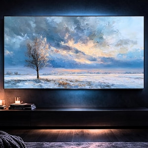 以下が含まれることがあります： 孤独な木を描いた風景画を表示する大型フラットスクリーンテレビを備えたモダンなリビングルーム。 部屋は暗い配色で、灰色のソファがあり、雪山を望む大きな窓があります。