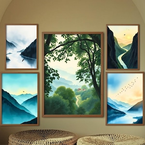 以下が含まれることがあります： 5つの額入り風景画プリントのコレクション。青、緑、黄色の色合いで、穏やかな山と川の風景を描いています。2つの織りオットマンの上に展示されており、落ち着いたインテリアデザインを演出しています。