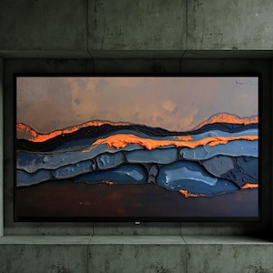 以下が含まれることがあります： 大きな長方形のスクリーンに表示されたモダンな抽象絵画。青、黒、オレンジの色合いでレイヤー状にテクスチャが施され、風景や地質構造を連想させます。スクリーンはコンクリートの壁に設置されています。