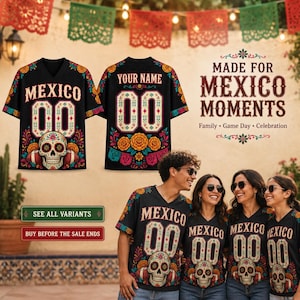 Op de afbeelding: Een zwart V-hals shirt met het woord MEXICO, het nummer 00 en een kleurrijke suikerschedel-afbeelding met bloemaccenten. De achterkant toont YOUR NAME en 00. De tekst luidt MADE FOR MEXICO MOMENTS, Family, Game Day, Celebration.
