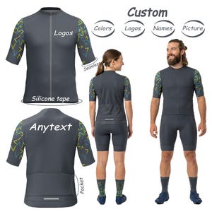 Pode incluir: Conjunto de camisola e calções de ciclismo cinzentos com um padrão geométrico em amarelo e azul. A camisola tem um fecho de correr completo e o texto "Logos" e "Anytext". A imagem também mostra a palavra "Custom" e opções para cores, logótipos, nomes e imagens.