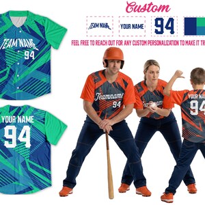 Peut inclure: Maillots de baseball verts, bleus et oranges avec texte et numéros personnalisés. Les maillots présentent un motif géométrique et sont affichés sur fond blanc. L'image comprend une famille portant les maillots, avec le texte "Team Name" et "Your Name" visibles.