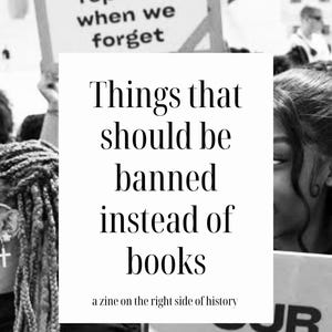 Pode incluir: Imagem a preto e branco de um protesto com cartazes. Um cartaz diz: "A história repete-se quando esquecemos". Outro cartaz diz: "Coisas que deveriam ser banidas em vez de livros". O texto "uma zine do lado certo da história" também é visível.