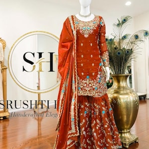 Traje Sharara color naranja óxido para mujer - Conjunto Anarkali bordado de seda JMC con dupatta - Atuendo para fiesta de boda pakistaní