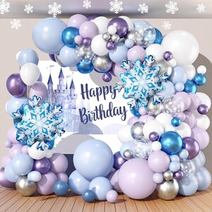 Puede incluir: Una taza de cer&aacute;mica blanca con asa negra y el texto "But First, Coffee" en negrita negra. La taza est&aacute; llena de un l&iacute;quido oscuro, probablemente caf&eacute;, y se encuentra sobre una superficie clara.