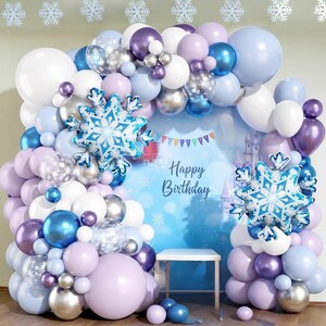 Puede incluir: Una taza de cer&aacute;mica blanca con un asa negra y el texto "But First, Coffee" en negrita negra. La taza probablemente tiene un tama&ntilde;o de 325 ml, perfecta para una bebida matutina.