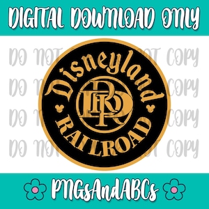 Op de afbeelding: Een cirkelvormig zwart en goud Disneyland Railroad-ontwerp. De woorden "Disneyland Railroad" staan in een gouden, gestileerde lettertype rond de rand van de cirkel. De tekst "DIGITAL DOWNLOAD ONLY" staat bovenaan en "PNGSAndABCS" onderaan.