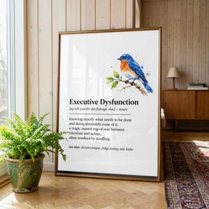 Op de afbeelding: Een ingelijste kunstprint met een aquarelillustratie van een blauwe vogel op een tak boven de woordenboekdefinitie van Executive Dysfunction, met zwarte tekst op een witte achtergrond die de mentale toestand beschrijft.