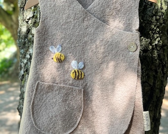 Wollwalk Kleid Baby Kleinkind | Walkkleid ungefüttert | Handmade | Größe 80 92 | gefilzte Bienen | Herbst Winter | Überziehkleid | Bullerbü