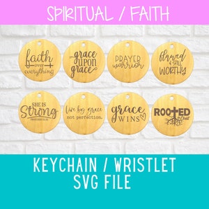 Puede incluir: Ocho dijes redondos de madera para llavero o pulsera con citas y diseños inspiradores. Los dijes presentan frases como "la fe sobre todo", "la gracia sobre la gracia", "guerrero de oración", "imperfecto y aún digno", "ella es fuerte", "vive por la gracia, no por la perfección", "la gracia gana", y "arraigado en Cristo".