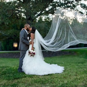 Velo da sposa lungo fino a cappella: tulle morbido effetto illusion, bordo tagliato a vivo