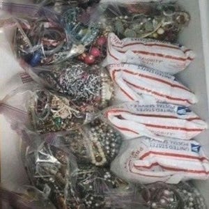10 pund kostym vintage smycken mix parti ringar örhängen armband halsband slumpmässigt utvalda från lådor soptunnor pund
