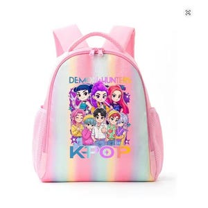 Może przedstawiać: Różowy plecak z kolorową grafiką postaci z kreskówek oraz napisami "DEMON HUNTERS" i "K-POP". Plecak posiada dwie boczne kieszenie, górny uchwyt i regulowane paski na ramiona. Tło ma tęczowy gradient.
