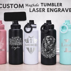Puede incluir: Vasos MagSafe personalizados con grabado láser. Cinco botellas de agua aisladas en rosa, negro, blanco y turquesa, cada una con un diseño o nombre único. Las botellas tienen tapas y asas negras.
