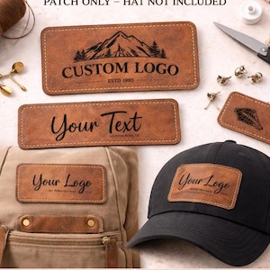 Könnte beinhalten: Individuell gravierte Lederpatches, gezeigt auf einem Rucksack und einer schwarzen Kappe. Die Patches zeigen die Texte "Custom Logo", "Your Text" und "Your Logo". Die Patches sind aus hochwertigem Kunstleder. Der Text "Patch Only - Hat Not Included" ist ebenfalls sichtbar.