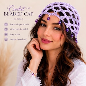 Puede incluir: Un gorro de ganchillo de color violeta claro con un patrón de celosía, adornado con cuentas colgantes en forma de lágrima de color violeta oscuro y pequeñas cuentas blancas en el borde. El texto dice: Crochet BEADED CAP, Pattern Pages: A to B, Video Link Included, Easy to Use, Instant Download.