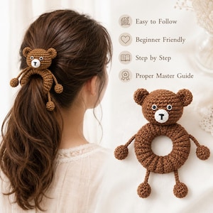 Puede incluir: Un coletero de ganchillo con forma de oso marrón, cuerpo circular, orejas pequeñas y hocico blanco con ojos y nariz negros. El texto incluye: Easy to Follow, Beginner Friendly, Step by Step, Proper Master Guide.