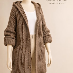Könnte beinhalten: Eine braune lange Kapuzenstrickjacke mit Rippenstruktur, drei Knöpfen auf der Vorderseite und zwei Taschen. Der Text lautet: LONG HOODED CARDIGAN CROCHET PATTERN DIGITAL PDF S-XL. Das Kleidungsstück wird auf einer Schaufensterpuppe präsentiert.