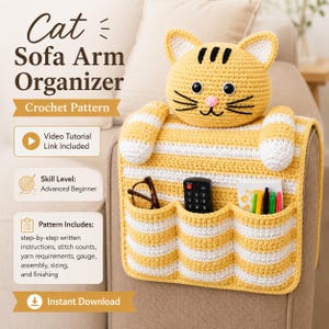 Può includere: Un organizer per bracciolo del divano all'uncinetto a righe gialle e bianche con testa e zampe di gatto. L'organizer ha tre tasche contenenti occhiali, un telecomando e penne. Testo: Cat Sofa Arm Organizer, Crochet Pattern, Video Tutorial Link Included, Skill Level: Advanced Beginner, Pattern Includes: step-by-step written instructions, stitch counts, yarn requirements, gauge, assembly, sizing, and finishing, Instant Download.