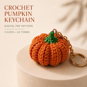 Può includere: Un portachiavi a forma di zucca all'uncinetto con corpo arancione brillante e stelo verde, attaccato a un anello in metallo dorato. Il testo CROCHET PUMPKIN KEYCHAIN DIGITAL PDF PATTERN 3 SIZES US TERMS è visibile nell'angolo in alto a sinistra.