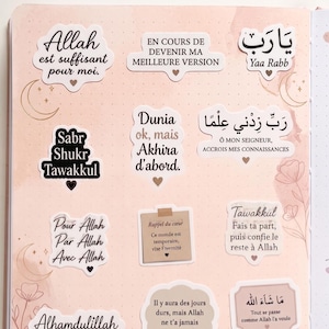 Peut inclure: Un carnet avec divers autocollants présentant de la calligraphie arabe et des phrases inspirantes. Les autocollants sont dans des couleurs pastel douces avec des accents floraux et de croissant de lune. Le carnet porte la marque "Madeina Création".