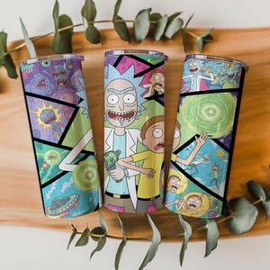 Puede incluir: Tres vasos de acero inoxidable con gráficos de dibujos animados de los personajes de Rick y Morty. Los diseños incluyen extraterrestres, portales y el logotipo del programa. Cada vaso tiene un borde geométrico negro.