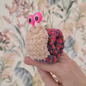 Slappy Snail Sam Crochet Pattern PDF – Slap Bracelet Snail – No-Sew Fidget Amigurumi Pattern