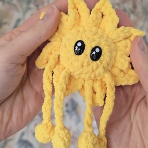 Virkmönster till Shiny Sun Fidget Friend – Syfri Amigurumi Mini Plush – Interaktiva dragbara armar och ben