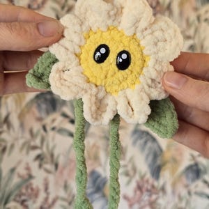Virkmönster med Fidget Friend-blomma och prästkrage – Syfri Amigurumi-blommaplysch – Interaktiva dragbara armar och ben – Fidget Friends Garden Series