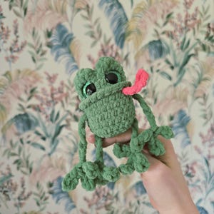 Schema per realizzare all'uncinetto un amico antistress a forma di rana – Mini peluche amigurumi senza cuciture – Braccia e gambe interattive da tirare – Serie Giardino PDF