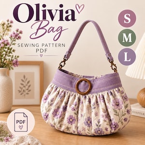 Peut inclure: Un sac à main à motif floral violet et blanc avec un corps en tissu froncé, une bande supérieure violette unie, un anneau en bois et une bandoulière violette amovible avec des ferrures en bronze. Le texte indique Olivia Bag Sewing Pattern PDF.