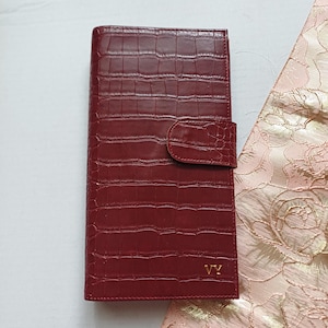 Cuaderno de viaje personalizado color burdeos, cubierta de piel sintética con textura de cocodrilo, tamaño estándar.