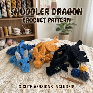 Può includere: Tre giocattoli a forma di drago all'uncinetto in blu, arancione e nero, con grandi occhi e ali dettagliate, sono esposti su una superficie strutturata color crema. Il testo "SNUGGLER DRAGON CROCHET PATTERN" è in alto, con "3 CUTE VERSIONS INCLUDED!" in basso.