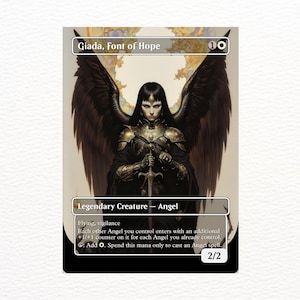 Pode incluir: Um cartão de fantasia com Giada, Fonte de Esperança, um Anjo lendário com asas e armadura pretas, segurando uma espada. O cartão tem o texto "Giada, Fonte de Esperança" e outro texto relacionado ao jogo. O fundo do cartão é bege claro.