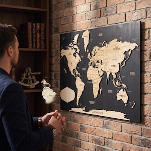 Peut inclure: Une carte du monde rectangulaire fixée au mur, composée de continents en bois clair montés sur un fond noir uni. La carte présente des noms de pays gravés, des noms d'océans et une plaque en bois hexagonale. Elle illustre la géographie mondiale.