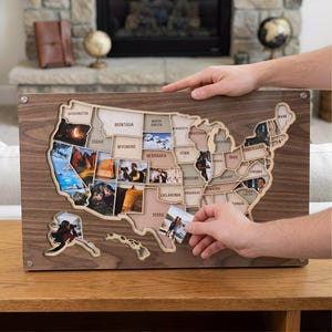 Op de afbeelding: Een rustiek houten bord met de tekst "Welcome to our home" in witte letters. Het bord heeft een verweerde afwerking en een eenvoudig, uitnodigend ontwerp, perfect voor entree decoratie.