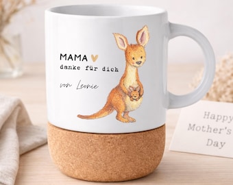 Personalisierte Mama Tasse mit Korkboden & Deckel  - mit Namen und Känguru-Motiv – Geschenk zum Muttertag / Geburtstag / als Dankeschön