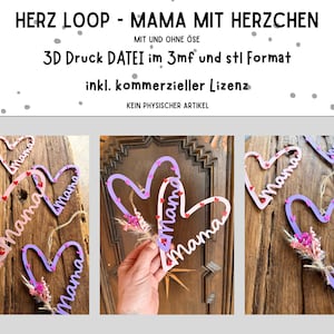 Könnte beinhalten: Drei herzförmige Holzdekorationen mit dem Wort "Mama" in Schreibschrift. Die Herzen sind in Rosa und Lila gehalten und mit kleinen roten Herzen und Trockenblumen verziert. Der Text "HERZ LOOP - MAMA MIT HERZCHEN" steht oben.