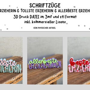 Könnte beinhalten: Drei farbenfrohe 3D-gedruckte Schilder mit den Worten "tollste ERZIEHERIN", "allerbeste ERZIEHERINNEN" und "beste ERZIEHERIN". Die Schilder sind in Pastellfarben gehalten und stehen auf einer Holzoberfläche. Der obere Text lautet "SCHRIFTZÜGE".